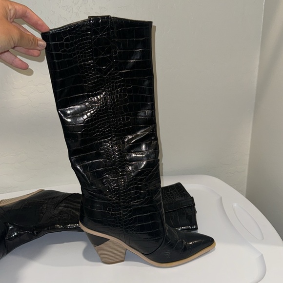 Black faux snakeskin cowboy boot style size 9 - Picture 2 of 6